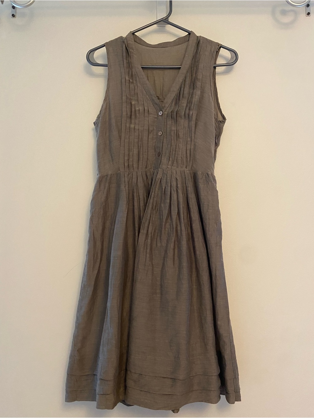 Sleeveless V-Neck Pleated Midi Dress in Taupe